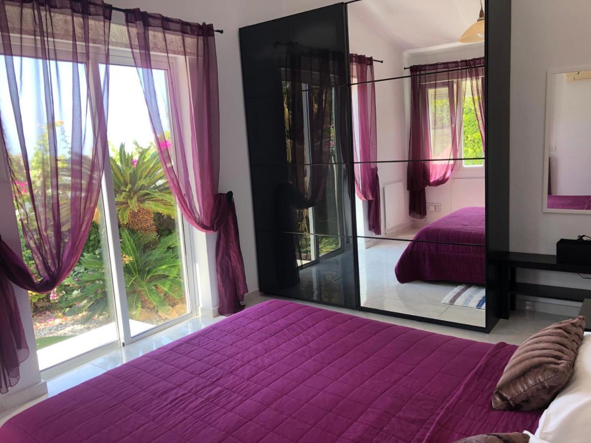 Villa Neyla Four Bedroom Coral Bay Beach Front Exterior foto